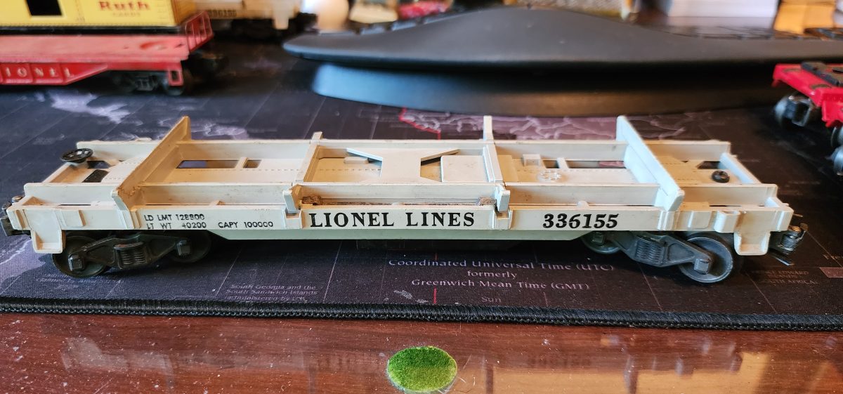 Lionel 336155 Flatcar with Trailer Support Brackets (Beige)